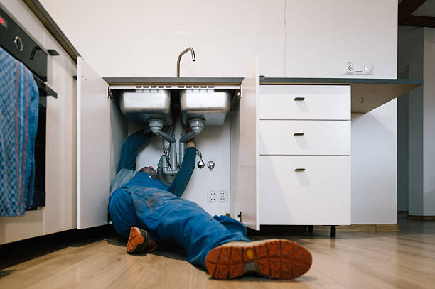 Professional Emergency Plumber technician working in Florence, IN